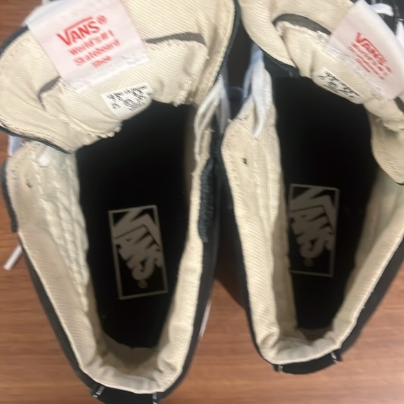Vans high top sneakers, back and white mens 7, women’s 8.5 - Picture 6 of 6